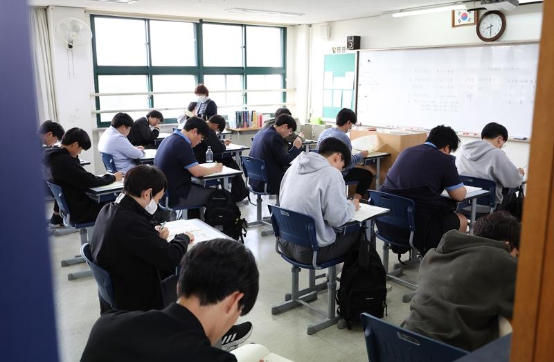 ソウル・鍾路区の京福高等学校の生徒たちが５月の全国連合学力評価を行っている様子＝聯合ニュース