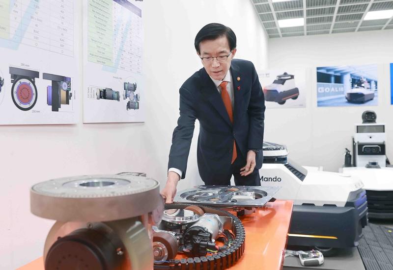 京畿道・城南市にある電気自動車・自動運転車などの研究を行う「マンドNext M研究所」を訪問し、ロボット部品を確認する産業通商資源部の方文圭長官＝産業通商資源部