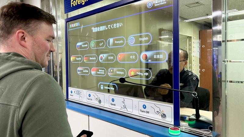 明洞駅駅舎内の「外国語同時対話システム」を利用する米国ミシガン州から来た旅行客のエリック・メデマ氏＝１２日、ソウル、チェ・ジンウ