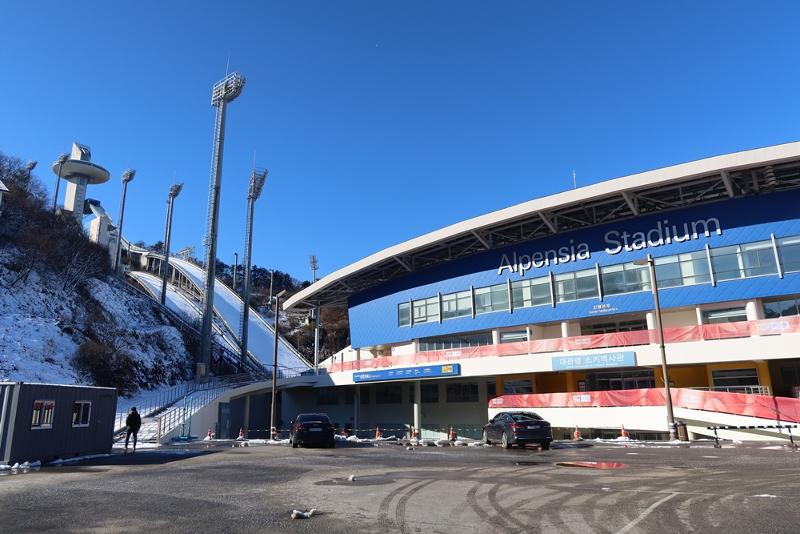２０２４江原冬季ユース五輪で、ノルディックスキー複合とスキージャンプの競技が行われるアルペンシア・スキージャンプセンターの全景＝江原道・平昌郡