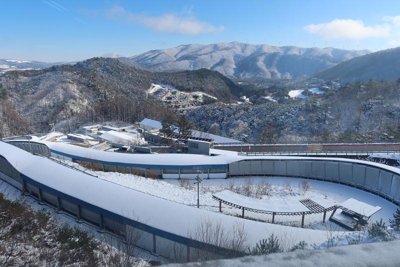 ２０２４江原冬季ユース五輪でボブスレー・スケルトン・リュージュ競技が行われる平昌アルペンシアスライディングセンターの全景＝江原道・平昌郡