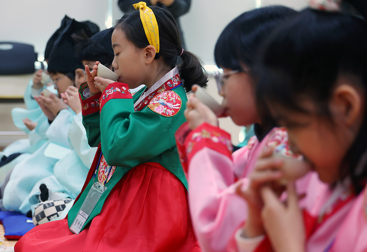 ８日午前、釜山（プサン）・東莱（トンレ）区の忠烈寺（チュンリョルサ）安楽（アンラク）書院教育会館で、小学生たちを対象に開かれた冬休み伝統文化体験教室。写真は、茶道作法を学ぶ生徒たちの様子。