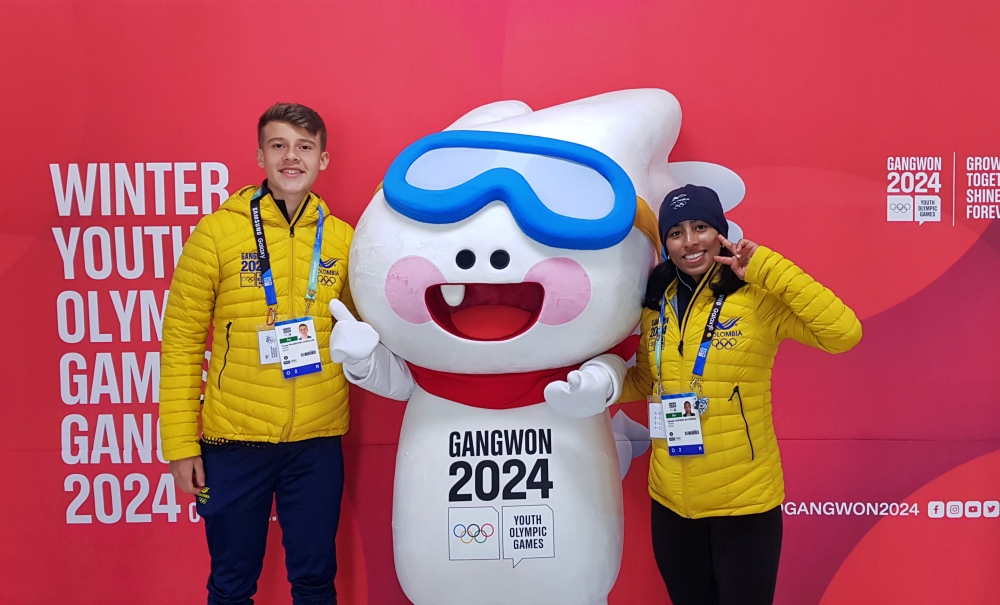 江陵原州大学校のキャンパスで、江原２０２４マスコットであるムンチョと記念撮影を行うコロンビア代表のトーマス・パルメサーノ（左）選手とイザベラ・カイセド選手＝１６日、江原道・江陵市、シャルル・オドゥアン 