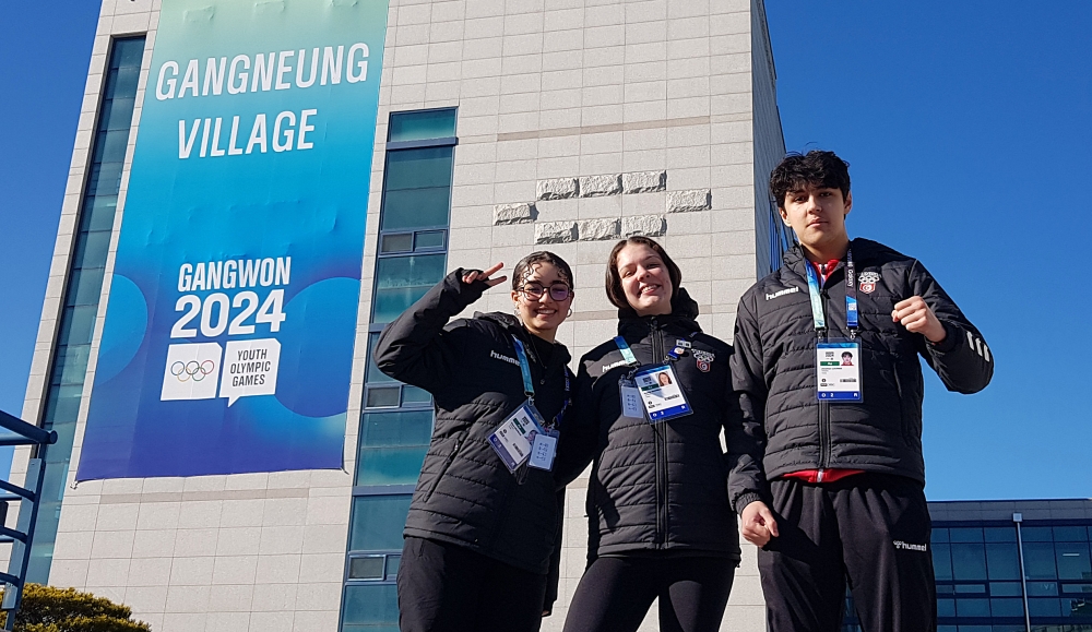 江陵原州大学の選手村の前でポーズを取る２０２４江原冬季ユース五輪、チュニジア代表のベヤ・モクラニ（左）、ジョナサン・ルリミ（中央）、ソフィー・ゴッホバル選手＝１６日、江原道・江陵市、シャルル・オドゥアン