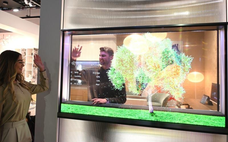 「ＣＥＳ２０２４」ＬＧ展示館で、「ＬＧシグネチャーＯＬＥＤ Ｔ」を見る観覧客＝９日（現地時間）、米・ラスベガス、ＬＧ電子 