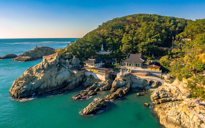 釜山・機張郡にある海東龍宮寺の全景＝韓国観光公社