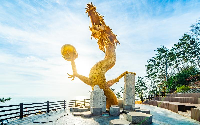 全羅南道・高興郡にあるミルマルギルの龍のオブジェ＝韓国観光公社