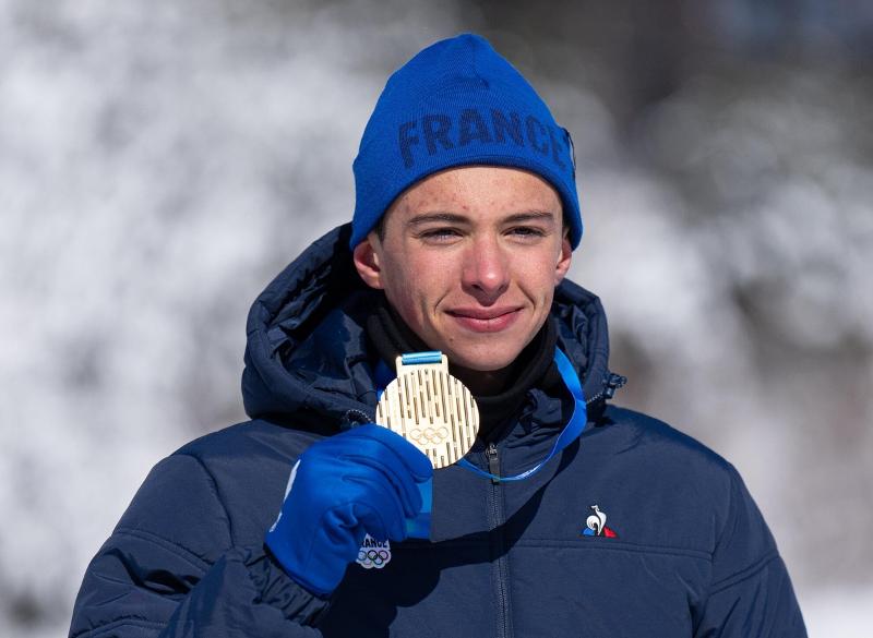 ２０２４江原冬季ユース五輪、初の３冠王になったフランスのアントネン・キが、メダルを手に記念撮影を行う様子。