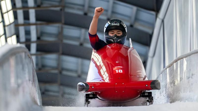 アルペンシア·スライディングセンターで行われた２０２４江原冬季ユース五輪のモノボブ男子部競技で、１位で決勝ラインを通過するソ・ジェファン＝２３日、江原道・平昌郡