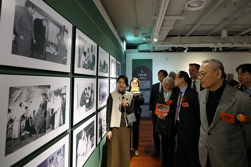韓国ーイタリアの国交正常化１４０周年を記念する特別写真展「すべての道は歴史に通じる、イタリアそして韓国」を観覧する文化体育観光部の柳仁村長官（右）＝２６日、ソウル・鍾路区