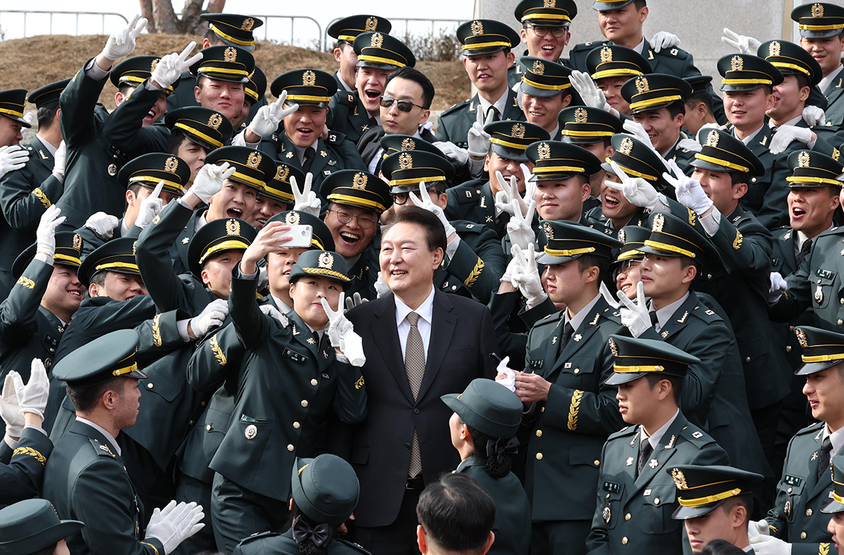 Japanese Rotc ROTC生徒たちと記念撮影する尹大統領 : Korea.net : The official website of the Republic ...