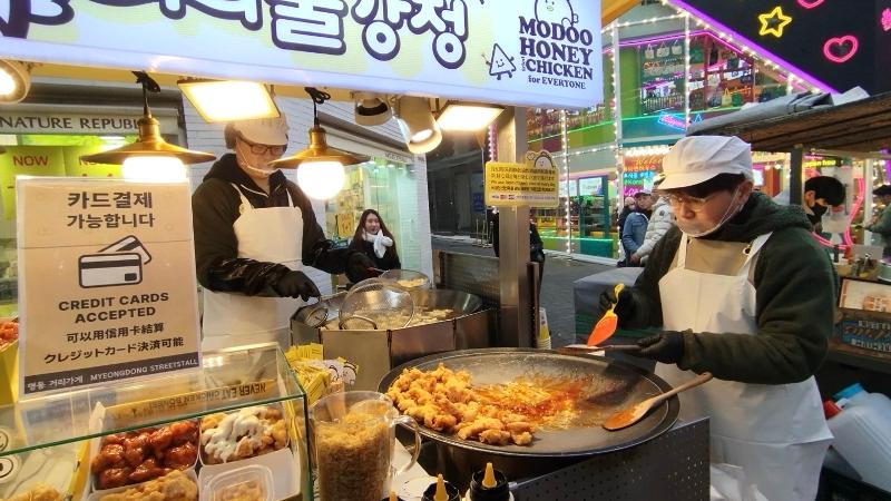 今後、明洞の屋台でもカード決済が可能になる。写真は「カード決済可能」の案内が貼られた屋台の様子＝ソウル・中区