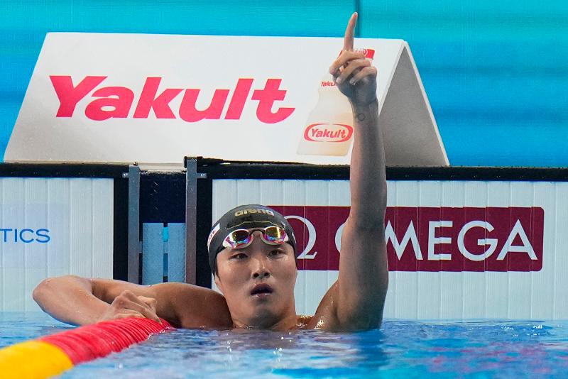 アスパイア・ドームで開かれた２０２４国際水泳連盟世界選手権男子４００メートル自由形決勝で、優勝を決めた後、よろこぶキム・ウミン＝１２日、 カタール・ドーハ、聯合ニュース 