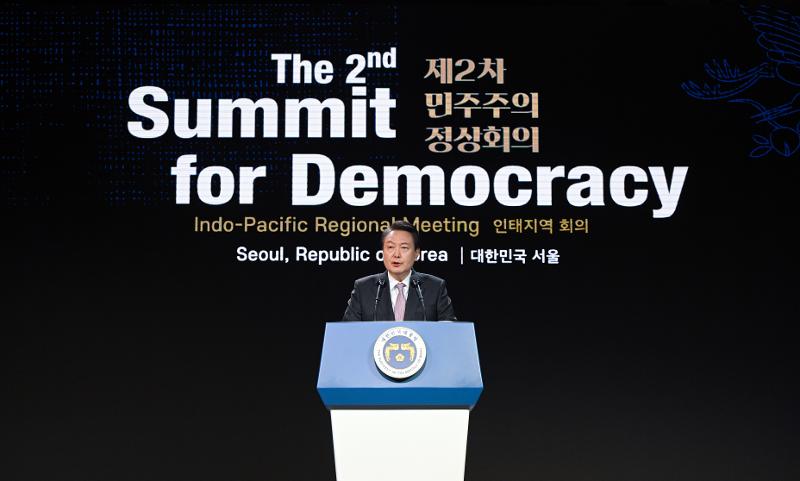 第２回民主主義サミット、インド・太平洋地域会議で歓迎の辞を述べる尹大統領＝昨年３月、ソウル・中区、大韓民国大統領室 カン・ミンソク