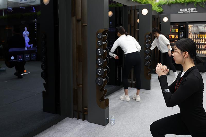 「２０２４ソウル国際スポーツレジャー産業展」がＣＯＥＸのデラックス展示場で開かれた。写真はＩＴ技術を融合した「デジタル・スマート・ミラー」を見ながら、オーダーメイドのトレーニングを行う様子＝２２日、ソウル・江南区