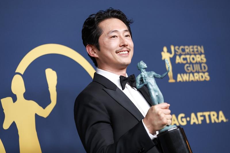 ロサンゼルスで開かれた第３０回ＳＡＧアワード で、ネットフリックス・ドラマ「ＢＥＥＦ」でテレビ映画・ミニシリーズ部門の主演男優賞を受賞したスティーヴン・ユァン。写真は記念撮影を行う様子＝２５日（現地時間）、米国カリフォルニア州、聯合ニュース