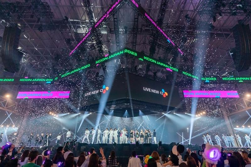 昨年５月１２日から１４日までの３日間、日本「幕張メッセ」で開催された「ＫＣＯＮ　ＪＡＰＡＮ２０２３」が、日本で累積観客数４８万人余りを記録した。ＫＣＯＮは、日本では欠かせないＫカルチャーのメインイベントとして、位置づけられた＝ＣＪ　ＥＮＭ