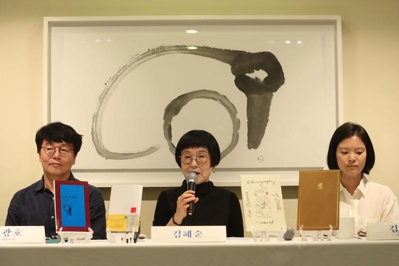 ２０１９年６月２５日、カナダのグリフィン詩賞を受賞し、記者会見に臨む詩人のキム・ヘスンさん（中）＝聯合ニュース