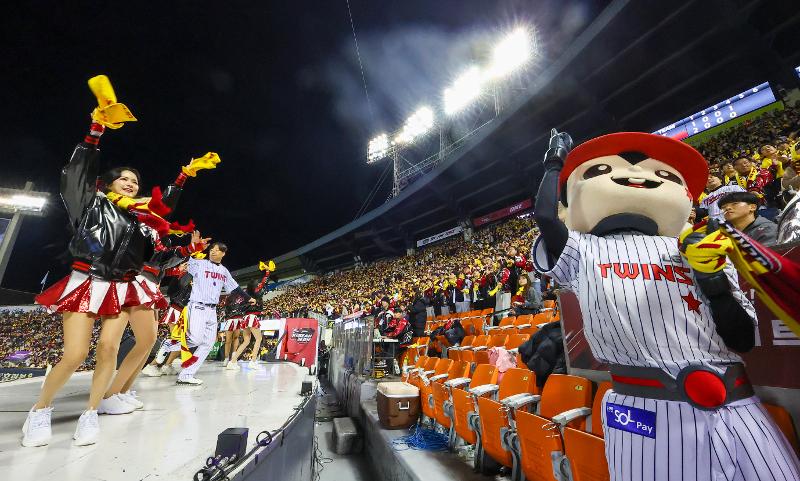 チャムシル野球場で開かれた「２０２３プロ野球ポストシーズン韓国シリーズ」第１戦ＫＴwizとＬＧツインズの試合。ＬＧツインズ応援団のマスコットとファンが応援を繰り広げる様子＝２０２３年、１１月７日、ソウル・松坡区、聯合ニュース