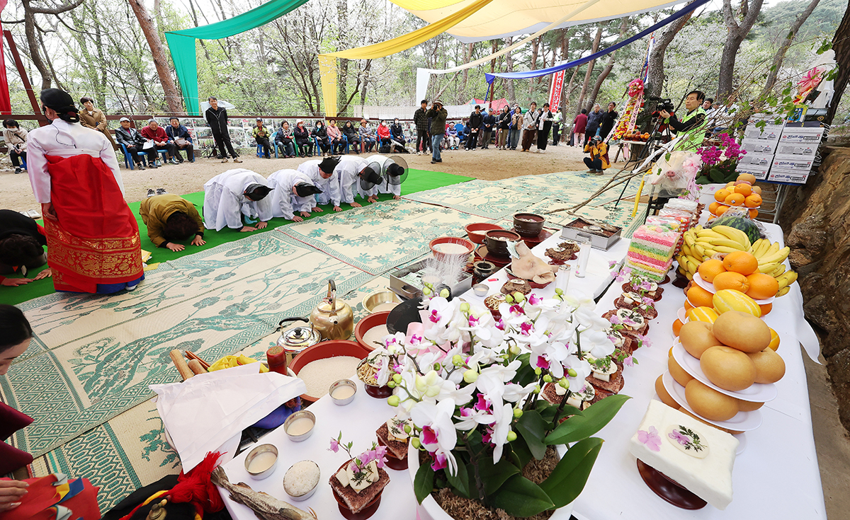 １１日、ソウル・ 江北区の牛耳洞で、ソウル市が指定した無形文化財第４２号である「三角山・都堂祭」が行われた。