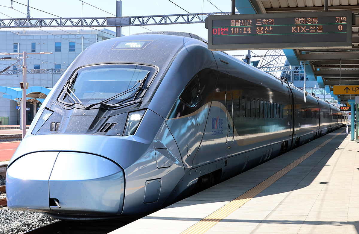 ２５日、光州市の光州松汀駅で、出発を控えている韓国の次世代高速鉄道「ＫＴＸ青竜」。韓国独自の技術で設計・制作され、最高速度は国内最速の３２０キロ。 