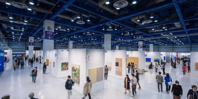 「花郎美術祭、ＡＲＴ ＯｎＯ開催美術祭」や「ＡＲＴ ＯｎＯ ２０２４」といった大型芸術イベントが相次いで開かれ、アート市場にも「春」が訪れた。写真は、「画廊美術祭」展示の全景＝花郎美術祭公式ホームページ