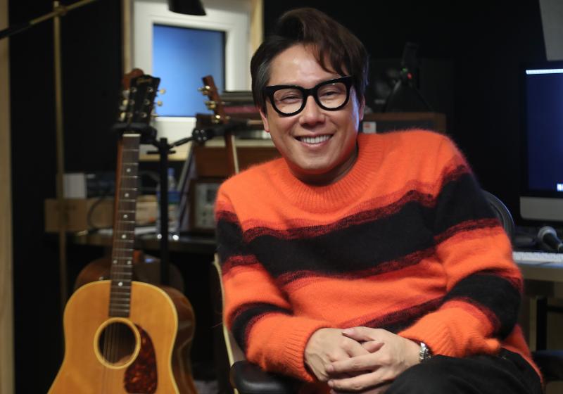 ２０１４年から２０２３年までの１０年間、韓国のカラオケで最も多く歌われた歌はユン・ジョンシンの「Ｌｉｋｅ　ｉｔ（原題：좋니）」だった。写真は、歌手のユン・ジョンシン＝２０１７年６月、聯合ニュース