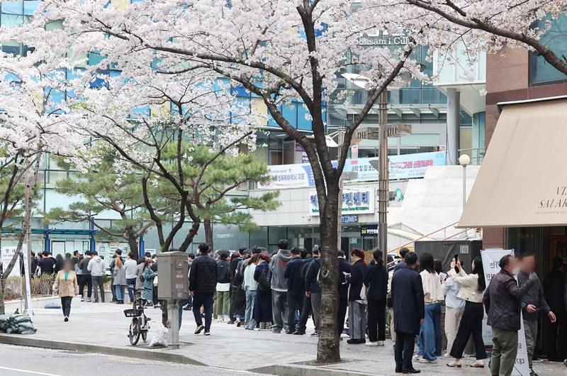 第２２代国会議員選挙の期日前投票。写真は、住民センターに設けられた期日前投票投票所を訪れた有権者たちが、並ぶ様子＝５日、ソウル・江南区、聯合ニュース