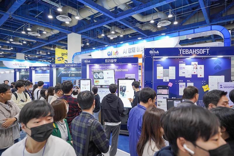 韓国で一番大きな情報通信展示会である「ワールドＩＴショー」が１７日から３日間、ソウル・江南区にあるＣＯＥＸで開かれる。写真は「２０２３ワールドＩＴショー」を訪れた観覧客の様子＝２０２３年４月、ソウル・江南区、科学技術情報通信部