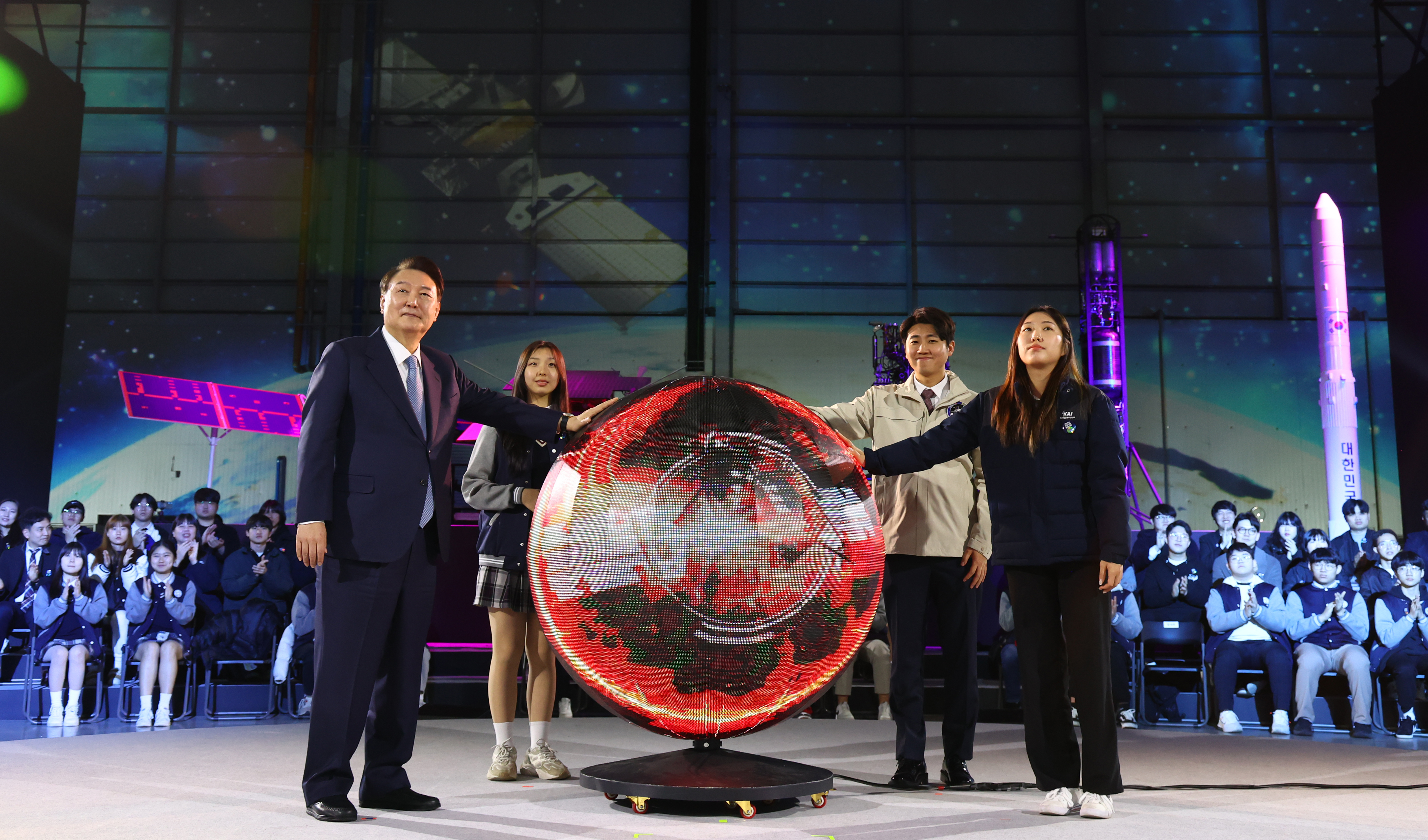 韓国航空宇宙産業（ＫＡＩ）で開かれた「大韓民国宇宙産業クラスター出帆式」でスタートパフォーマンスを行う尹錫悦大統領。尹大統領は同日、２０２７年までに宇宙開発予算を１兆５０００億ウォン以上に拡大すると約束した。韓国は２０２２年１月末、国家初の月探査船「タヌリ」を成功裏に軌道に進入させ、２０２３年５月２５日、初の韓国型発射体ヌリ号の３回目の打ち上げにも成功した。政府は２７日、泗川（サチョン）に宇宙航空庁を開庁する＝３月１３日、慶尚南道・泗川市