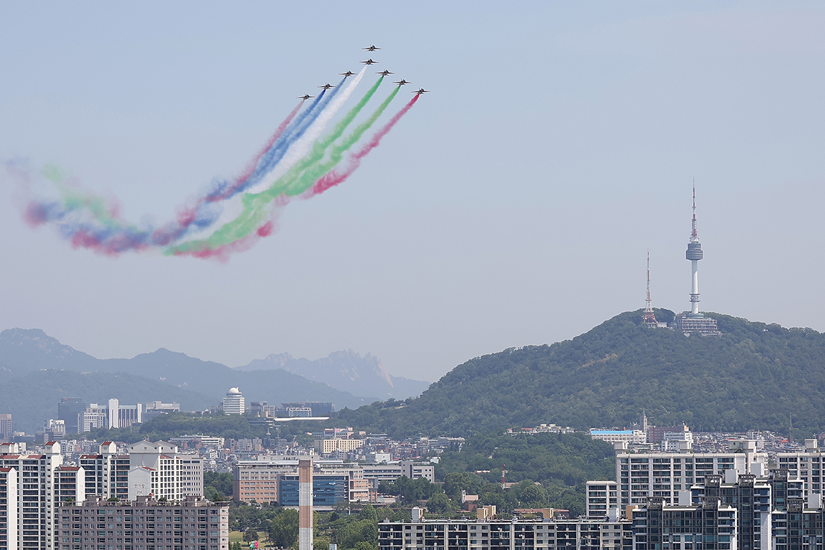 空軍特殊飛行チームの「ブラック・イーグルス」が２９日、ソウル都心の上空で、アラブ首長国連邦（ＵＡＥ）のムハンマド・ビン・ザーイド・アール・ナヒヤーン大統領の訪韓を祝う飛行を行っている。 