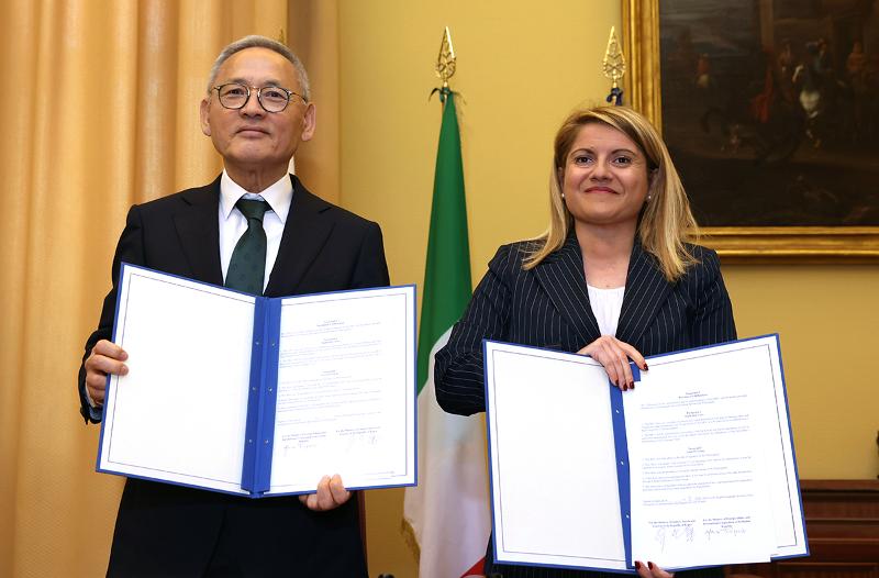 イタリアのトリポーディ外務次官と「２０２４－２０２５韓国・イタリア相互文化交流の年」の推進に向けた了解覚書（ＭＯＵ）を締結し、記念撮影を行う文化体育観光部の柳仁村長官＝３日（現地時間）、イタリア・ローマ、文化体育観光部ホ・マンジン