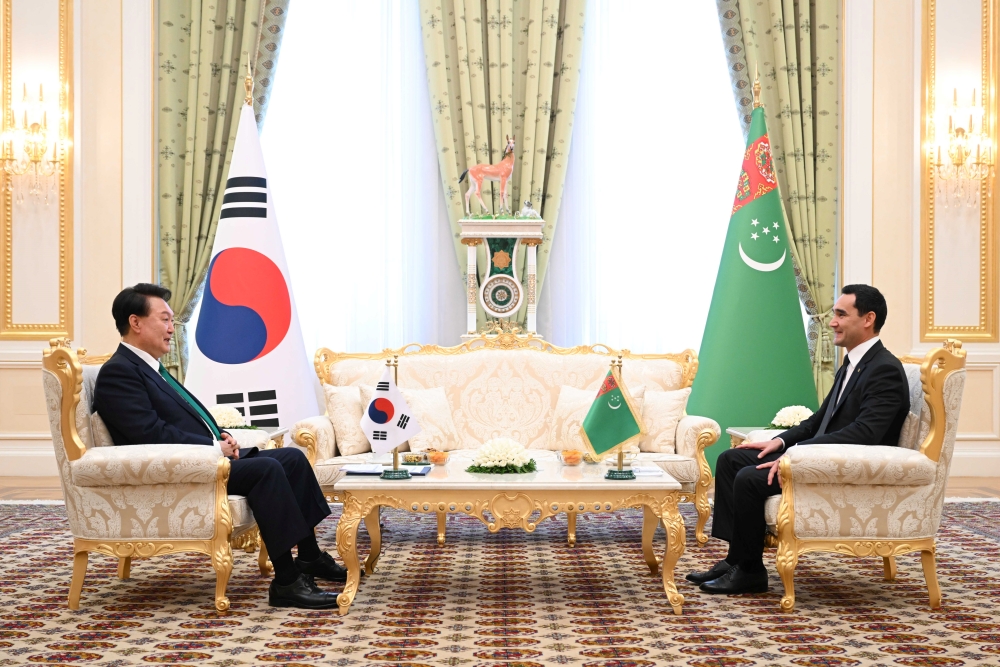 １０日午後（現地時間）、尹錫悦大統領がトルクメニスタンを国賓訪問した。写真は、トルクメニスタンのアシガバート大統領宮で、トルクメニスタンのグルバングル・ベルディムハメドフ大統領と面談を行う様子＝聯合ニュース