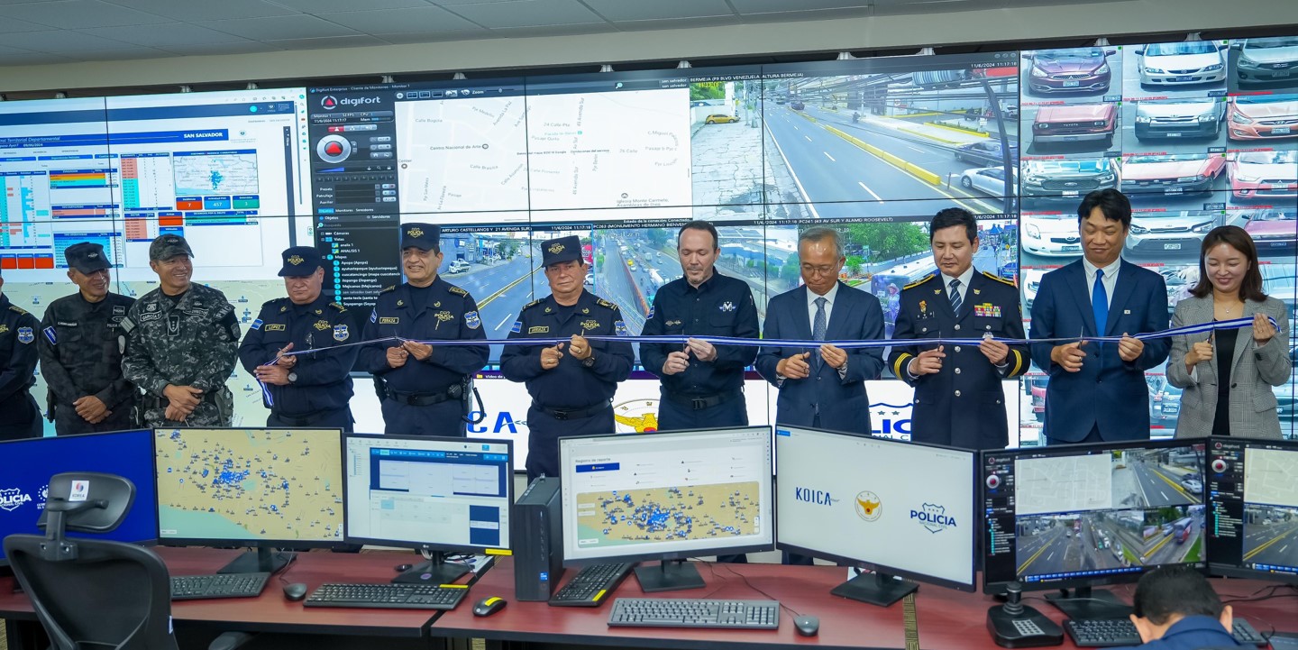 韓国国際協力団は１１日（現地時間）、エルサルバドルの首都サンサルバドルにある警察庁９１１センターで防犯カメラ統合管制センターの竣工式を行った。写真は、竣工式のテープカットを行う様子＝韓国国際協力団