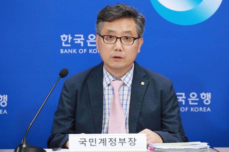 韓国銀行で開かれた「２０２４年第１四半期国民所得（暫定）および国民勘定２０２０年基準年１次改編結果」の説明会で発表する韓国銀行経済統計局のチェ・ジョンテ国民勘定部長＝５日、ソウル・中区、韓国銀行