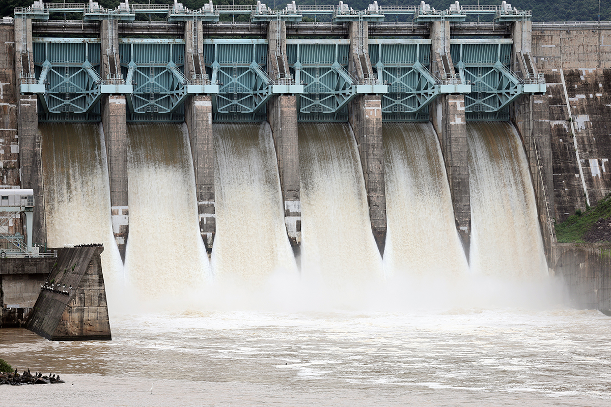 １８日の午前、激しい雨が降る中、韓国水資源公社が水位を調節するため、大青ダムの水を放流した。 