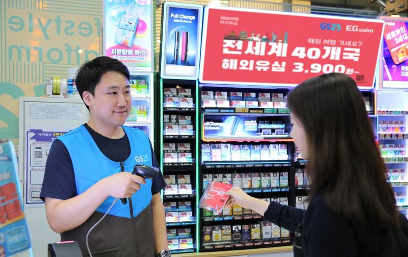 コンビニのＧＳ２５が「コードモバイル」と共に、全世界４０カ国で使用できる海外プリペイドＳＩＭカードを販売することを１０日、明らかにした。写真は、ＧＳ２５でＳＩＭカードを購入する様子＝ＧＳリテール