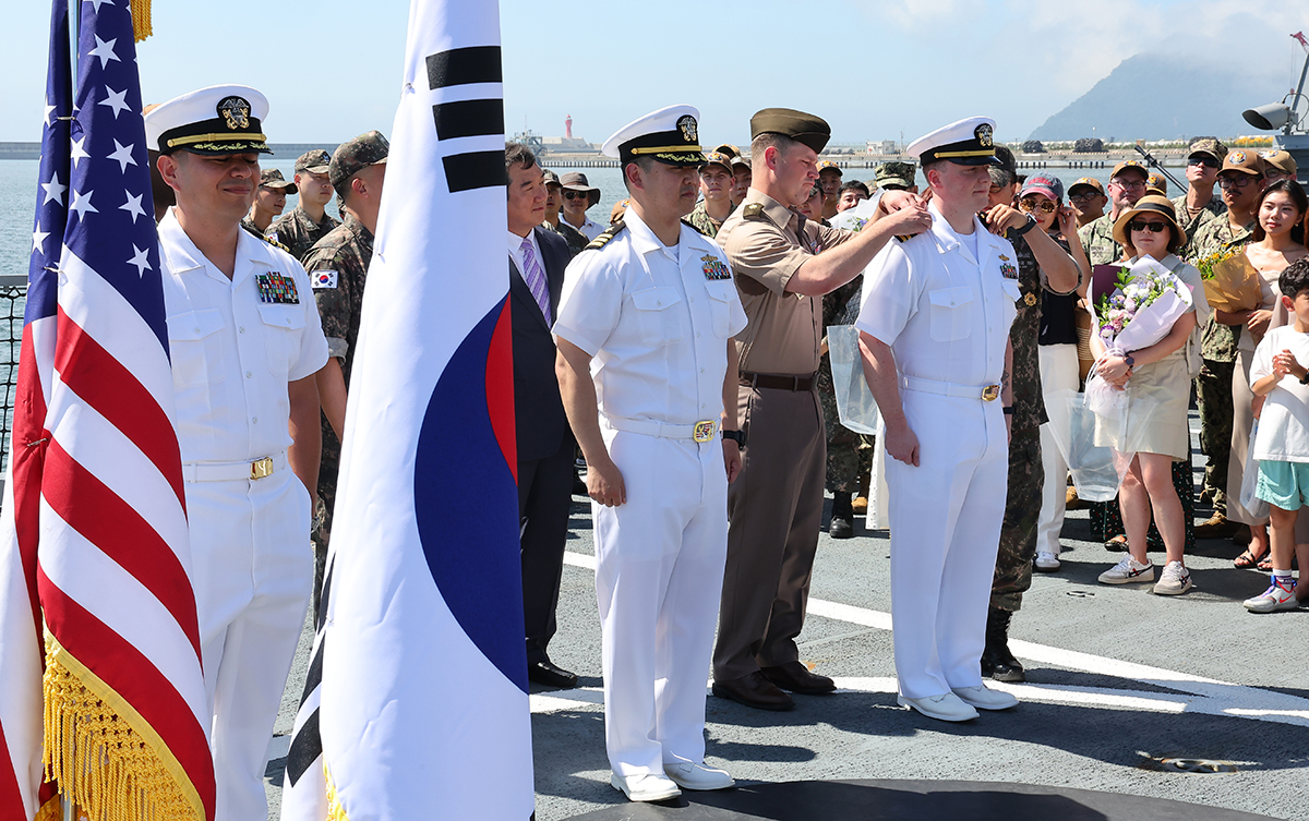大韓民国海軍と米海軍の間で初めて実施される艦上進級式が、２日午前、釜山（プサン）作戦基地の慶南（キョンナム）艦の上で行われた。今回の艦上進級式には、韓米海軍の連合防衛態勢強化に寄与した駐韓米海軍司令部の将校を対象に、韓米将兵４０人余りと進級対象者の家族や知人が参加して、行われた。式は、進級宣誓、階級章授与、進級者感謝挨拶などの順で行われた。韓国の海軍艦艇で開かれた米海軍の進級式は、韓米同盟７１年の歴史上、今回が初めて。