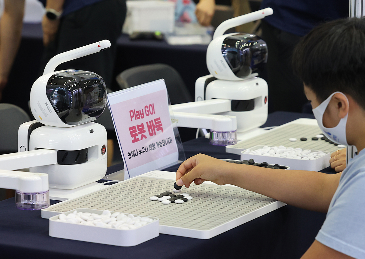 １６日、釜山市内の展示会場で「２０２４釜山子ども博覧会」が行われ、子どもがロボットと囲碁の対局に臨んでいる。