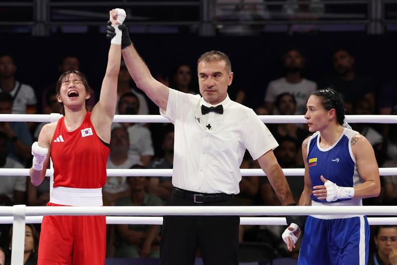 ノース・パリ・アリーナで行われた２０２４パリ五輪、ボクシング女子５４キロ級準々決勝で、歓呼するイム・エジ（左）＝１日（現地時間）、フランス・パリ、聯合ニュース