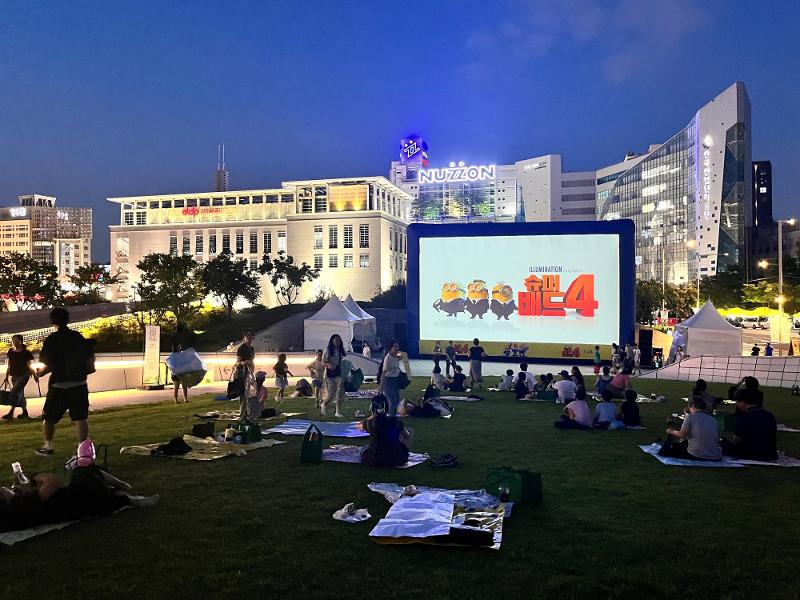 ＤＤＰ芝生の丘で上映された映画を見る観客ら＝１日、ソウル、ソウルデザイン財団