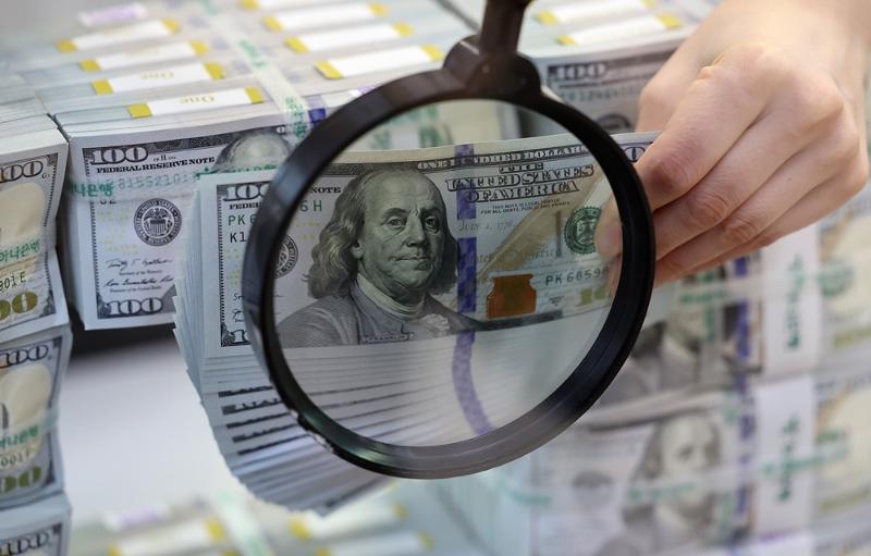 ７月末の時点で、韓国の外貨準備高は前月比１３億ドル増の４１３５億１０００万ドルを記録した。写真は、ハナ銀行偽造・変造対応センターの様子＝ソウル・中区、聯合ニュース 
