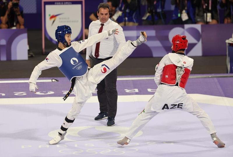 ２０２４パリ五輪テコンドー男子５８ｋｇ級決勝戦で、アゼルバイジャンのガシム・マゴメドフと対決するパク・テジュン（左）