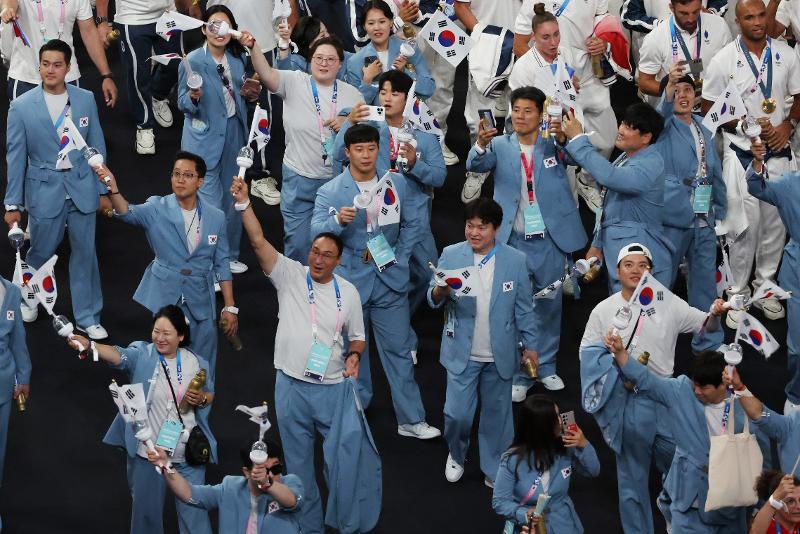 パリ五輪の閉会式で入場する韓国選手団＝１１日（現地時間）、フランス