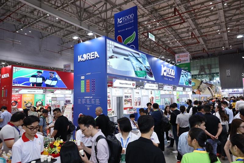 ベトナム・ホーチミンで開催された「２０２４ベトナム食飲料博覧会」で、統合韓国館に集まった観客ら＝韓国農水産食品流通公社 