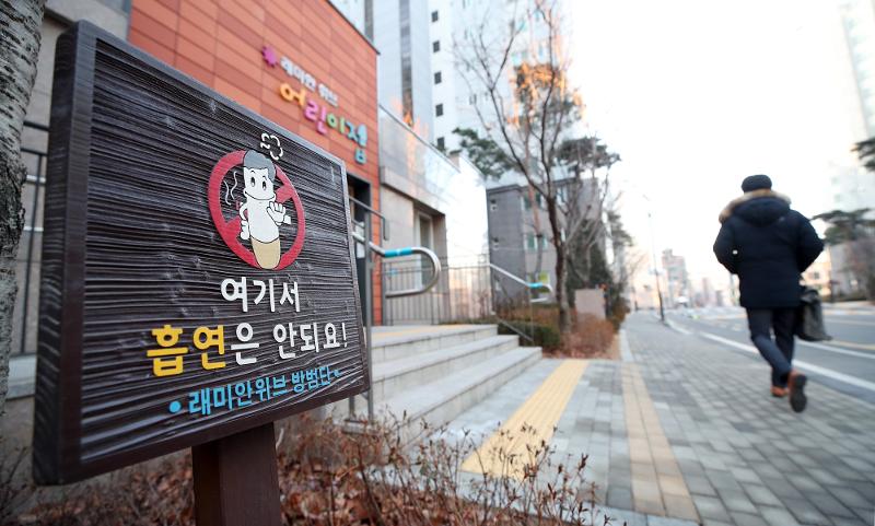 保健福祉部は、１７日から保育園、幼稚園、小学校、中学校、高校の３０Ｍ以内は禁煙区域として指定されると発表した＝聯合ニュース
