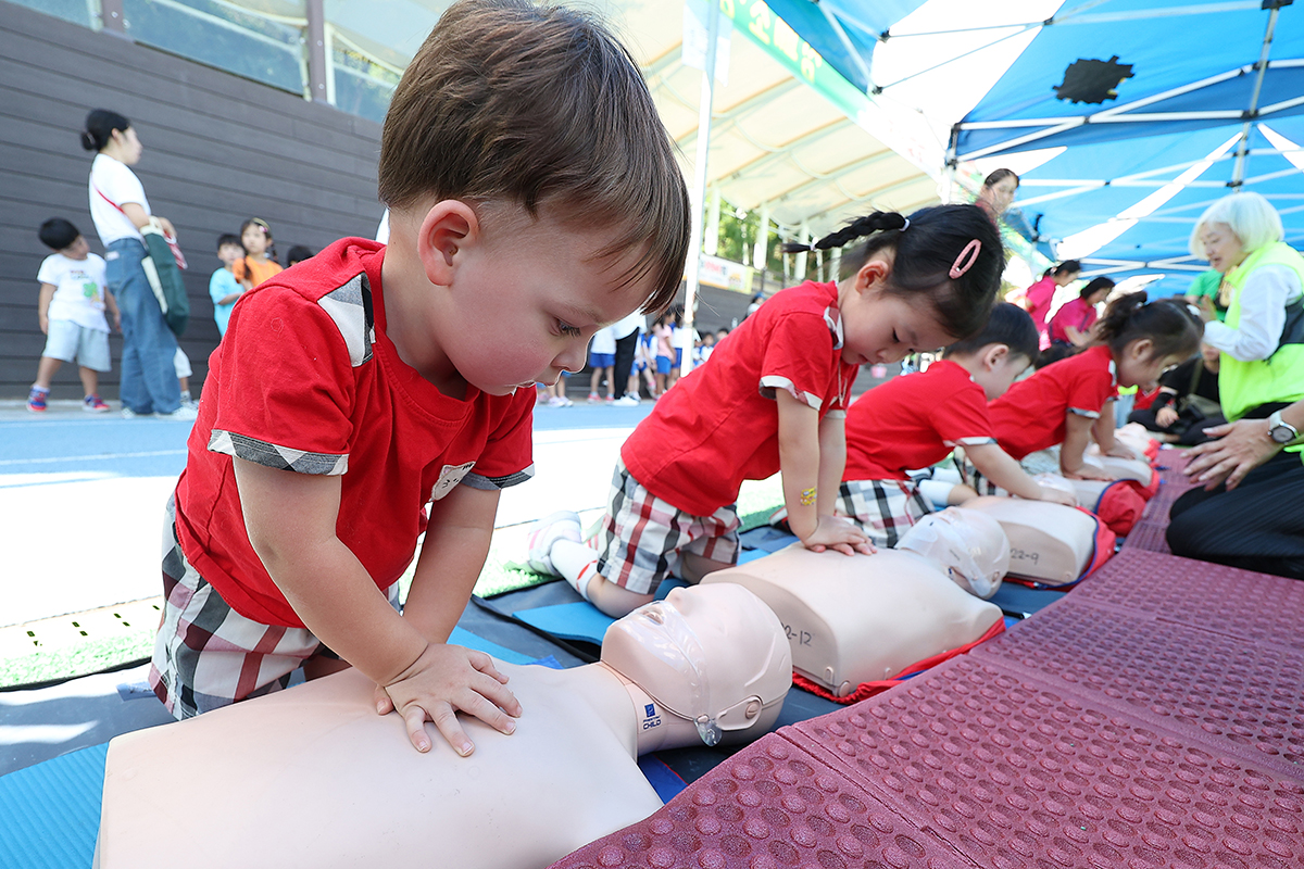 ４日、大邱市内で行われた「子ども安全キャンプ」で心肺蘇生法を学ぶ子どもたち。