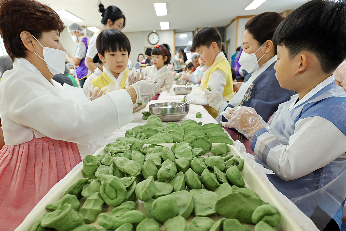 １０日、光州市内で子供たちが伝統餅のソンピョンを作っている。