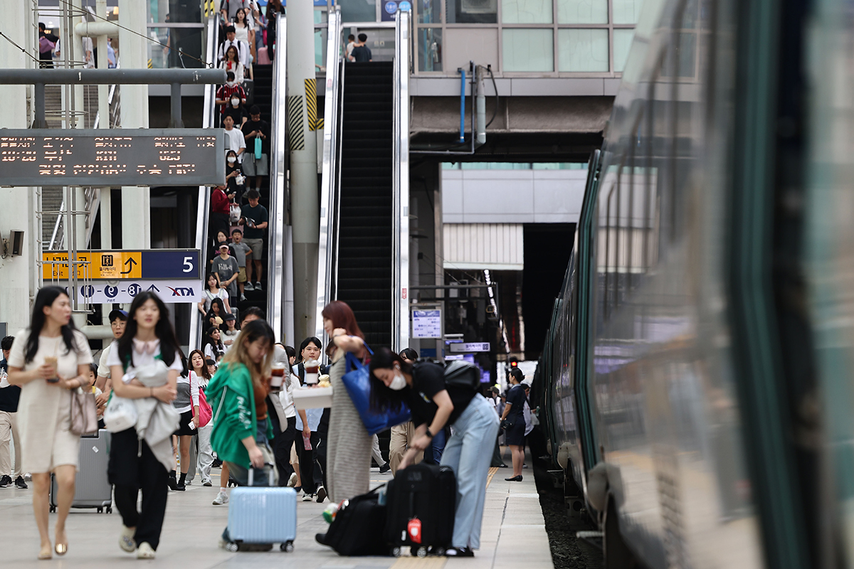 秋夕（チュソク）の連休を控えた１３日午前、大勢の搭乗客で混んでいるソウル駅の様子。