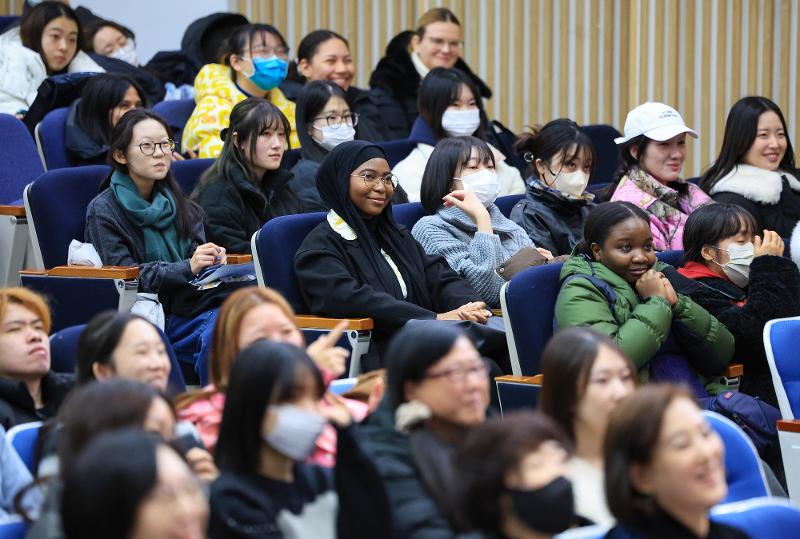 梨花女子大学校で開かれた第３０回外国人韓国語スピーチ大会に参加し、発表を聞く外国人の学生たちの様子＝１月５日、ソウル、聯合ニュース